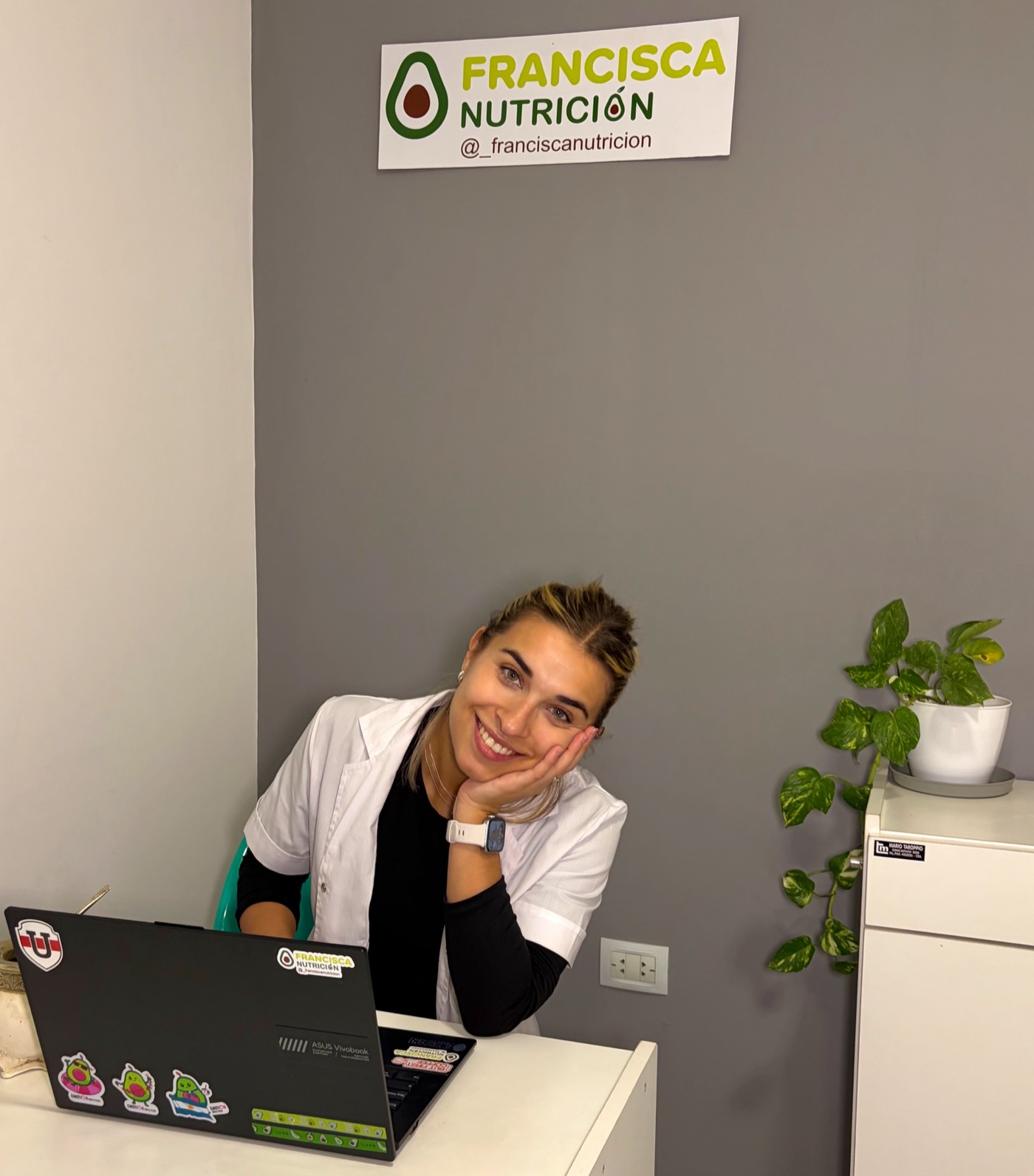 Francisca en su consultorio de nutrición